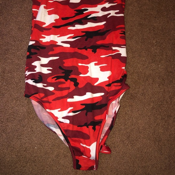 One piece - Picture 2 of 2